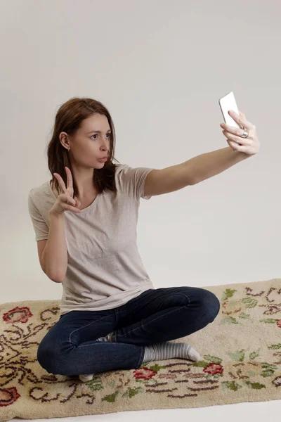 Jonge Vrouw Het Nemen Van Een Selfie Door Mobiele Telefoon — Stockfoto