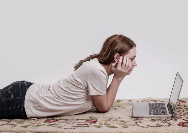 Retrato Estúdio Jovem Escritor Blogueiro Freelancer Estudante Com Laptop — Fotografia de Stock