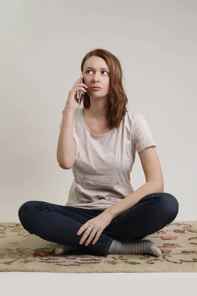 Studio Portrait Young Woman Talking Cell Phone — Stock Photo, Image