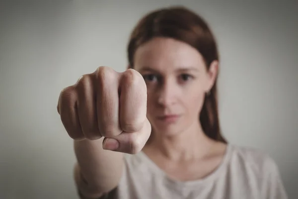 Retrato Mujer Joven Mirando Cámara Lista Para Figh Puño Cerca — Foto de Stock