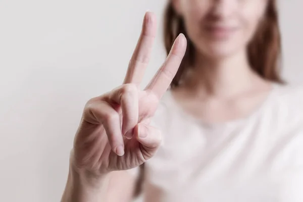 Stüdyo Portre Genç Kadının Barış Işareti Gösterilen — Stok fotoğraf