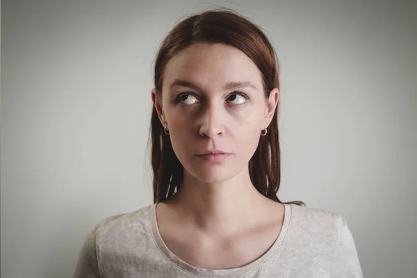 Retrato Estudio Una Mujer Joven Mirando Hacia Arriba —  Fotos de Stock