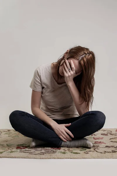 Retrato Mulher Deprimida Solitária Conceito Ansiedade Tranquila — Fotografia de Stock