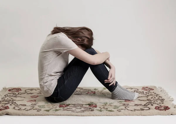 Retrato Mulher Deprimida Solitária Conceito Ansiedade Tranquila — Fotografia de Stock