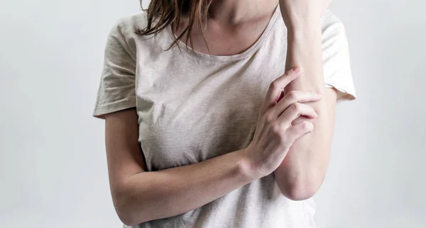 女性が腕を引っ掻いているのを間近で見る 医療と医療の概念 — ストック写真