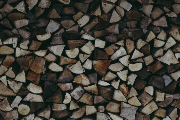 冬の季節にみじん切りの薪の山 — ストック写真