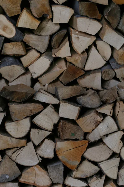 冬の季節にみじん切りの薪の山 — ストック写真
