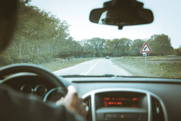 Vägen Oigenkännlig Person Köra Bil Genom Gröna Landsbygden — Stockfoto