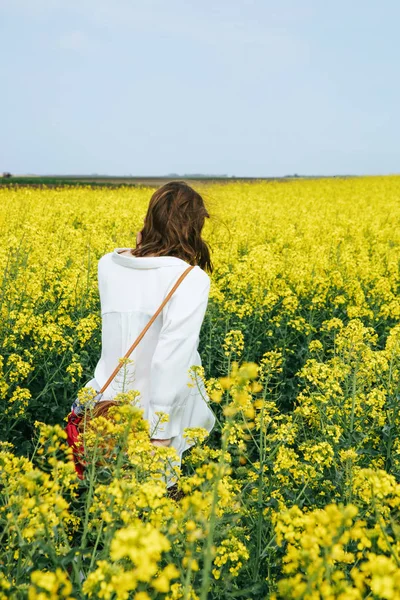 Портрет Модної Молодої Жінки Полях Жовтих Квітів — стокове фото