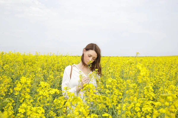 Porträt Einer Modischen Jungen Frau Gelben Blumenfeld — Stockfoto