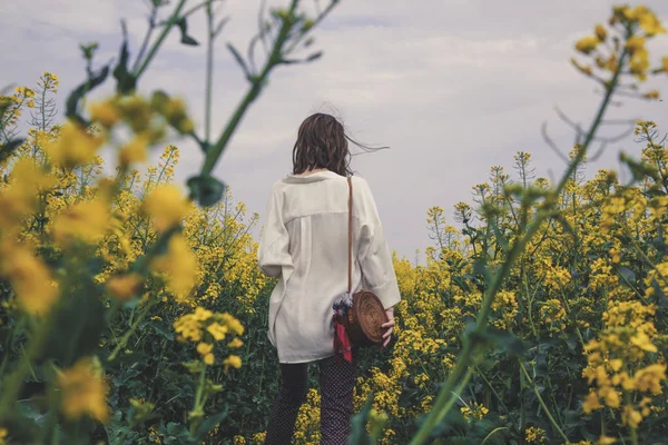 Portret Modnej Młodej Kobiety Polu Żółtych Kwiatów — Zdjęcie stockowe
