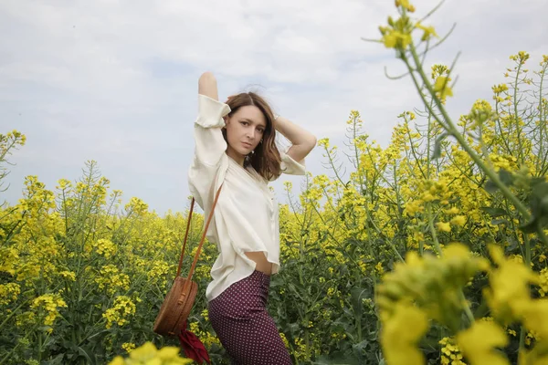 Retrato Una Joven Moda Campo Las Flores Amarillas — Foto de Stock