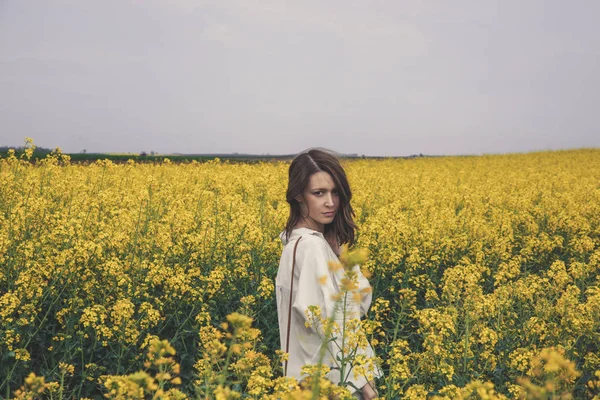 Портрет Модной Молодой Женщины Поле Желтых Цветов — стоковое фото