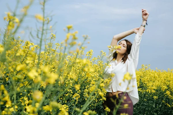 Portret Van Modieuze Jonge Vrouw Het Gele Bloemenveld — Stockfoto