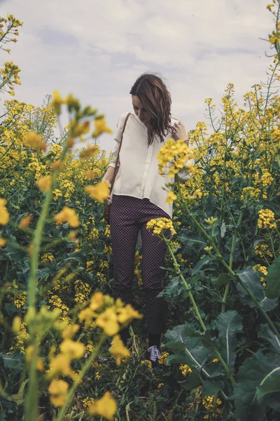 Портрет Модної Молодої Жінки Полях Жовтих Квітів — стокове фото