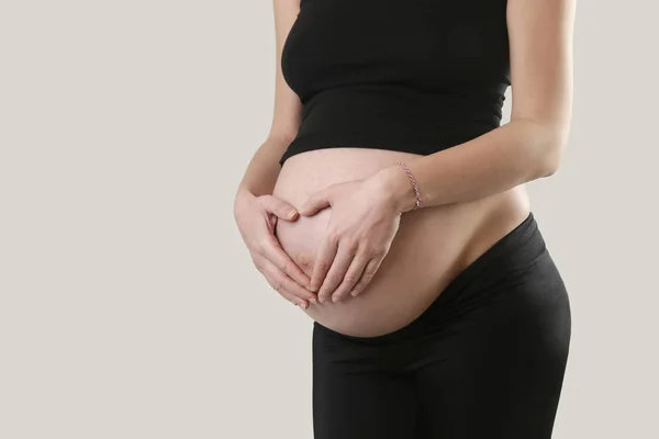 Kobiety Ciąży Rąk Kształcie Serca Brzuszku — Zdjęcie stockowe