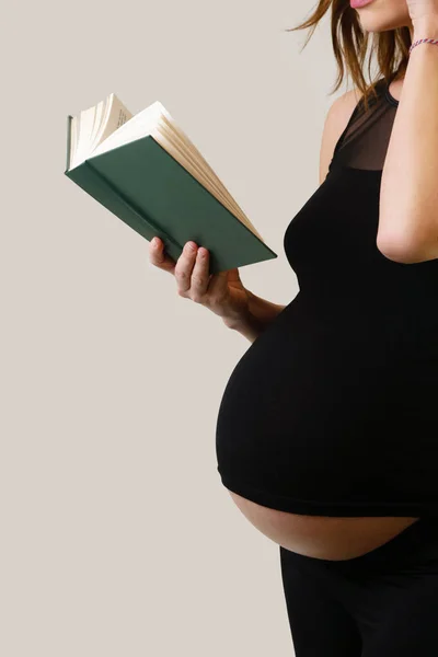 Mulher Grávida Lendo Livro Tiro Estúdio — Fotografia de Stock