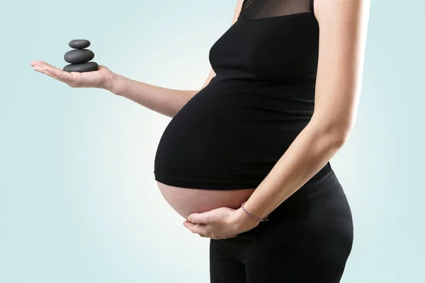 Zwangere Vrouw Holiding Zwarte Zen Stones Ontspanning Evenwicht Concept — Stockfoto