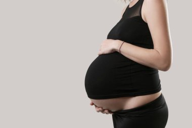 Karnı - atış studio tutan hamile kadın