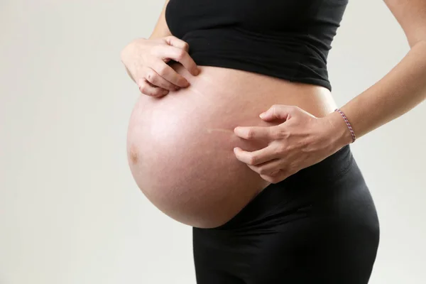 Zwangere Vrouw Krassen Haar Buik — Stockfoto