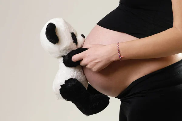 Zwangere Vrouw Met Een Oude Teddybeer — Stockfoto