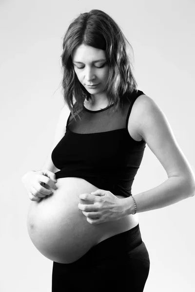 임신한 여자는 그녀의 — 스톡 사진