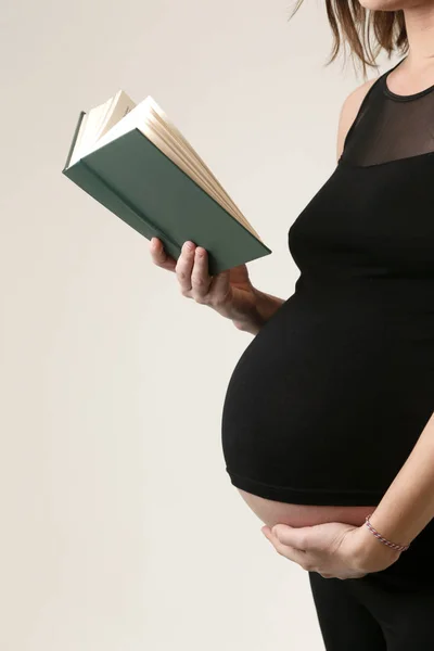 Mujer Embarazada Leyendo Libro Toma Estudio — Foto de Stock