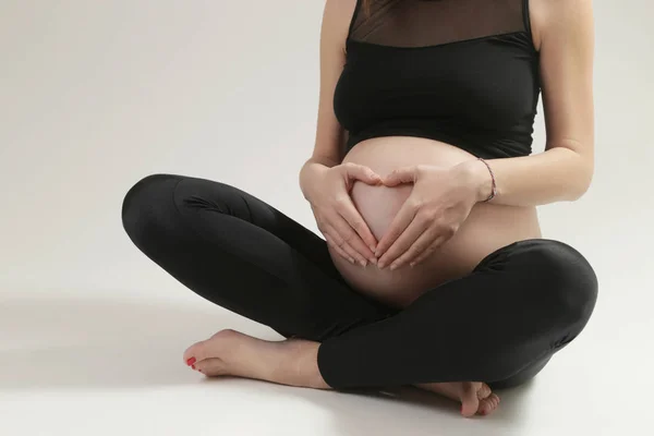 Zwangere Vrouwen Met Handen Vorm Van Een Hart Haar Buik — Stockfoto