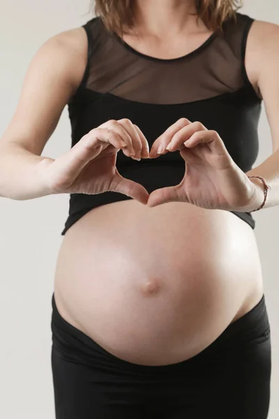 Schwangere Mit Herzförmigen Händen Auf Dem Bauch — Stockfoto