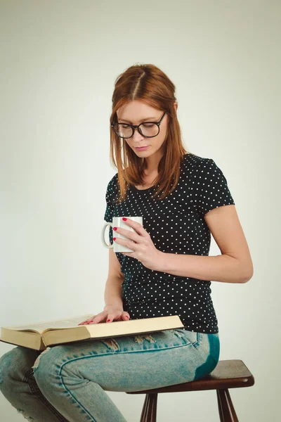 Jonge Vrouw Met Grote Dikke Boek Cup Koffie — Stockfoto