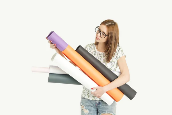 Junge Designerin Mit Bunten Papierrollen — Stockfoto