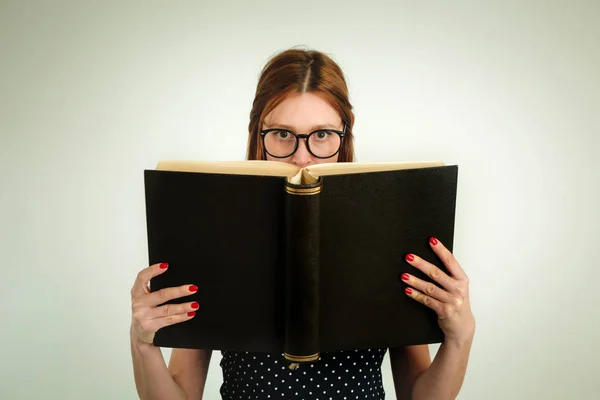 大きな厚い本を保持している若い女性 — ストック写真