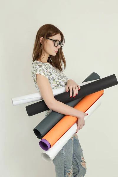 Junge Designerin Mit Bunten Papierrollen — Stockfoto