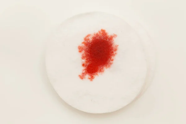 綿のパッド上の血液を削除 クローズ アップ表示 — ストック写真