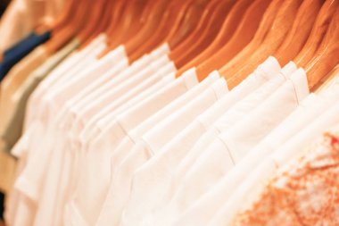 Alışveriş merkezinde askılar üzerinde boş beyaz t shirt