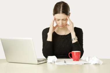 Büro hayatı - portre genç çalışanı ya da bir proje ile mücadele öğrenci
