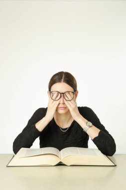 Genç kadının önünde masada, büyük kitap stüdyo portre kavram eğitimi gibi hissetmiyorum