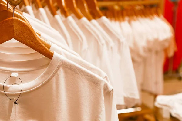 Camisetas Blancas Blanco Perchas Centro Comercial —  Fotos de Stock