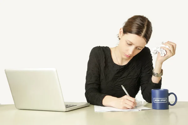 Beschäftigt Schöne Junge Frau Sitzt Schreibtisch Und Arbeitet Einem Projekt — Stockfoto