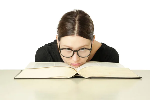 Retrato Estúdio Uma Jovem Frente Grande Livro Sobre Mesa Não — Fotografia de Stock