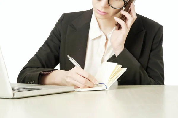 Troppo Occupato Bella Giovane Donna Seduta Alla Scrivania Dell Ufficio — Foto Stock