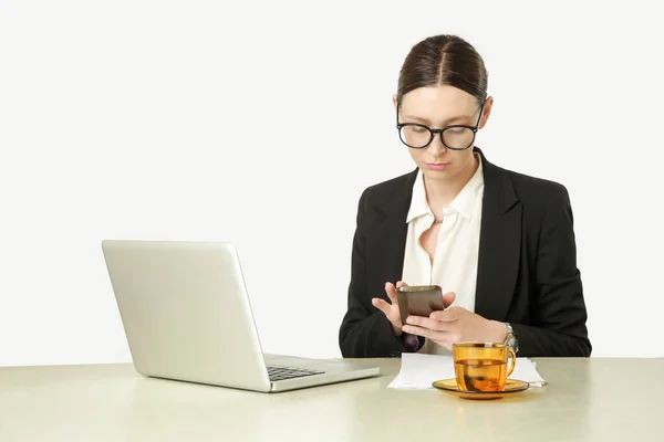 Büro Hayatı Okuma Gözlüğü Cep Telefonunu Arıyorsunuz Ile Genç Işkadını — Stok fotoğraf