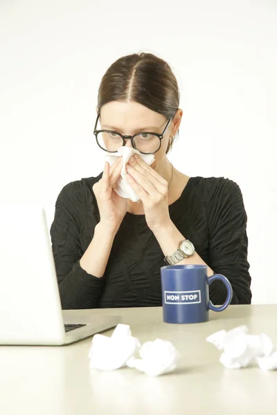 Jonge Zakenvrouw Voor Haar Laptop Met Allergische Symptomen — Stockfoto