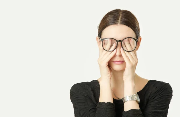 Retrato Mujer Joven Frota Sus Ojos Cansados — Foto de Stock