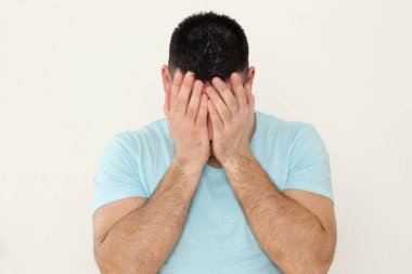 Mavi gömlek Bo ile yüzünü kaplayan genç adam stüdyo çekim