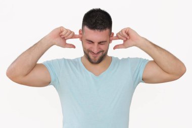 Parmaklarıyla kulaklarını takarak genç bir adamın portresi, 