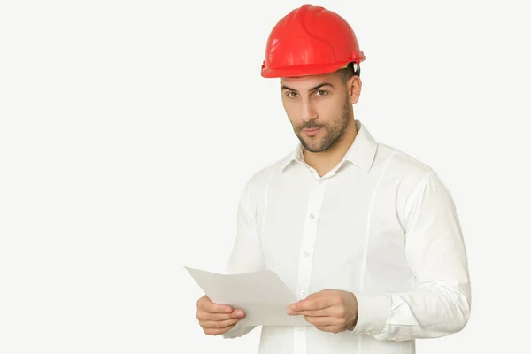 Estúdio tiro de um jovem empresário usa um capacete vermelho e branco — Fotografia de Stock