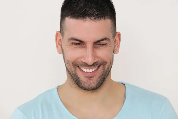 Bliska portret wesołej zadowolony atrakcyjny mężczyzna uśmiechnięty — Zdjęcie stockowe