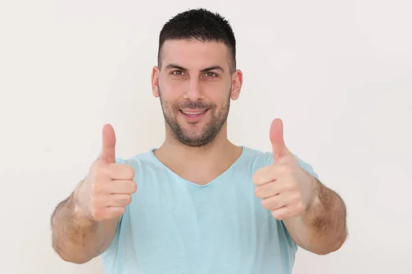 Retrato de estudio de un joven dando pulgares hacia arriba — Foto de Stock