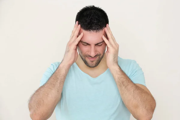 Jonge mens met hoofdpijn, portret van ongerust gemaakte jonge mens — Stockfoto
